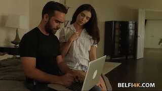 Slutty brunette trenger en stor kuk å strekke hennes fitte