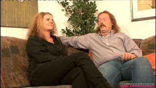 Ragveida milf ar milzīgu krūzes saņemt fuck viņas brālis tiesību aktiem, ļaujot viņam cum par viņas lielās krūtis