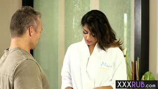 Â�クシー babe上智レオネkneltと飲み込んだディックの後、マッサージ