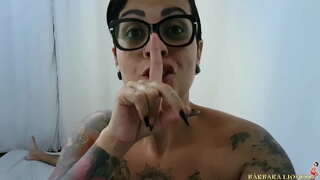 Yon fanm reveye nan laprès la ak li fini moute ak lèt koule desann bò lanmè a