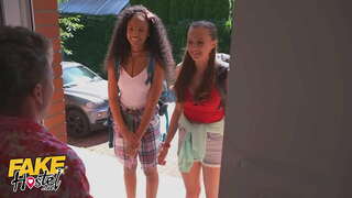 Fals Hostel Fierbinte in Trei cu Sani Perfecti Stacey Cruz și Romy Indy