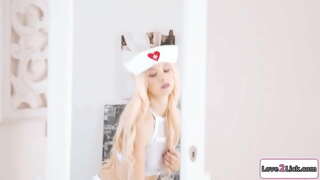 Ű�さなおっぱい金髪の衣としての看護師のためのroleplay.彼女は、彼女のbusty gfやlicksや指が彼女のcunt.彼女facesits人としての傾縁取り