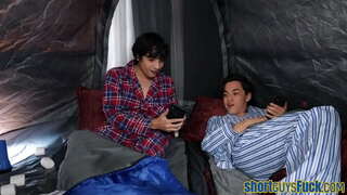 Busty cougar σφυροκόπησε από σύντομη παιδιά στο τρίο μέχρι αυνανισμός στο πρόσωπο