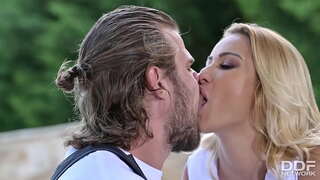 Аққұбалар Красотка Шие Kiss Анал Трахается с Трубой Сантехника