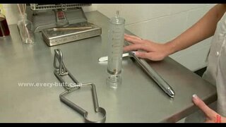 ���ೊಟ್ಟೆಬಾಕತನದ ಕತ್ತೆ ಜೊತೆ ನರ್ಸ್ ಕೋಳಿ ತಿನ್ನುತ್ತಾನೆ