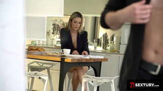 Rómáinis Babe Is Breá Dea-Assfucking Chun Tús A Chur Léi Lá