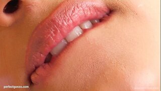 Lena barmoqlari bilan onanizm bilan o&#039;zini off oladi va menga pushti ber da dildo