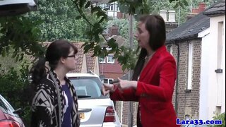 Engelsk modne pickingup uskyldig skolepike