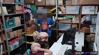 Blondi teini myymälävaras kiinni varastamisesta, jonka mall cop Blondi teini myymälävaras kiinni varastamisesta, jonka mall cop