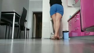 Oyi oshxonada o&#039;ynab. Juda tug&#039;yonga ketgan va nam mushuk