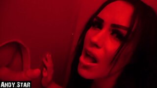 חברה מוצצת זין בבית Gloryhole