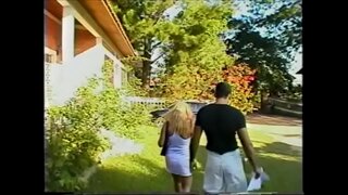 گرم ، شہوت انگیز سنہرے بالوں والی مقعد وضاحت میں