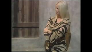 Вялікая жопастая бландынка сучка Ханна Харпер смокча і трахаецца з шэф-поварам тоўстым членам ў рэстаране