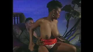 ɻ�ガlicks毛の商品につ黒檀babeとfucks彼女のわんちゃんスタイルの椅子