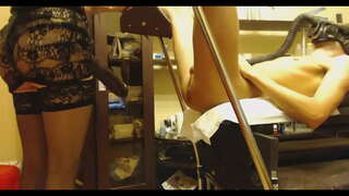 Guy Yn Cymryd Enfawr Strapon I Fyny Ei Ass